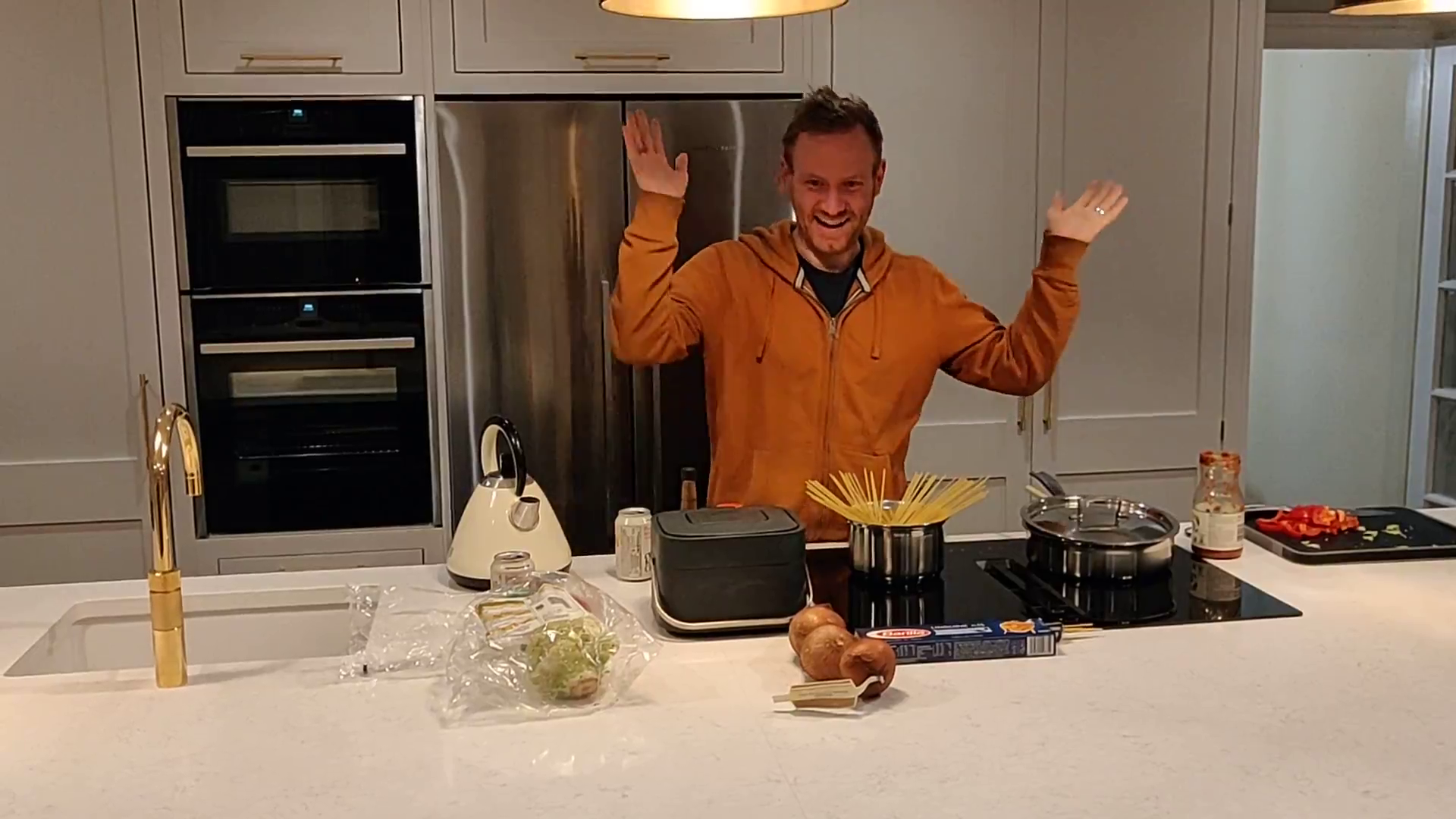 😋 Ozzy Cooks Food! 😋